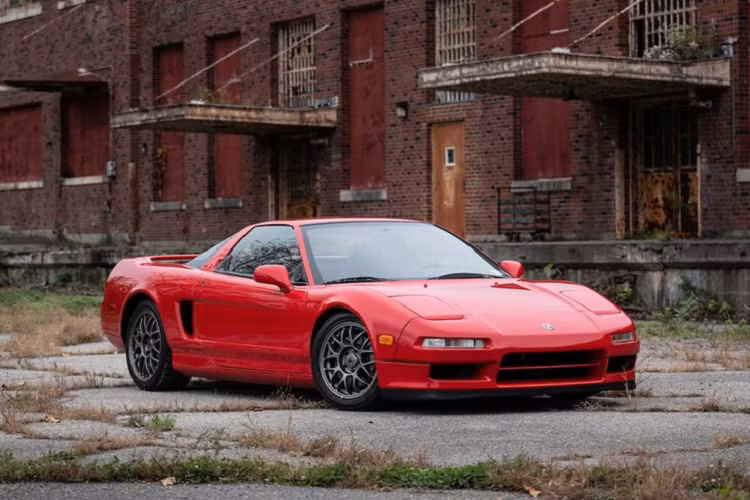  Honda NSX Các kỹ sư của Honda đầu những năm 90 đã bắt đầu bắt tay phát triển một mẫu xe để cạnh tranh với những chiếc xe thể thao danh tiếng đến từ Châu Âu. Động cơ V6 khi đó được coi là lựa chọn hoàn hảo khi hãng không có nhiều kinh nghiệm trên những động cơ V8, đồng thời, động cơ này sẽ giúp giảm bớt giá thành của xe. Kết quả, Honda NSX ra đời được trang bị động cơ VTEC V6, dung tích 3.0 lít với thân máy được làm hoàn toàn bằng nhôm, tạo công suất cực đại 270 mã lực.