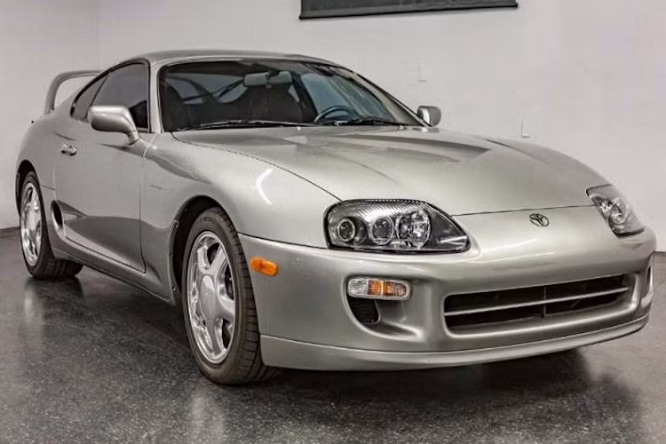  Toyota Supra (MkIV) Sau khi Nissan lần đầu công bố GT-R vài năm, Toyota liền tung ra đối thủ của mẫu xe này, chiếc Toyota Supra. Ở những thế hệ đầu tiên, xe sử dụng chung nền tảng và cả động cơ của Celica. Nó chỉ thực sự lột xác khi bước vào thế hệ thứ tư (A80) với ngoại hình lột xác hoàn toàn và khối động cơ 2JZ mạnh mẽ, dễ độ và có độ bền cao.