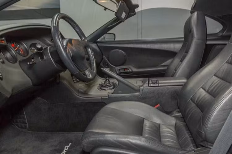 Tuy nhiên, khối động cơ đó không phải là yếu tố duy nhất khiến mẫu xe này thành công. Thực chất mà nói, nền tảng của Supra là cực tốt để độ lại, chuyên dụng cho các cuộc đua xe ngầm trên đường phố, loại hình đua xe trào lưu ở thời điểm đó. Cùng với hiệu năng và khung gầm, hệ thống treo của xe cũng cực tốt khi chỉ cần 45 mét để dừng từ tốc độ 110 km/h, thua Carrera GT ra mắt hơn 10 năm chỉ 1,3 mét.