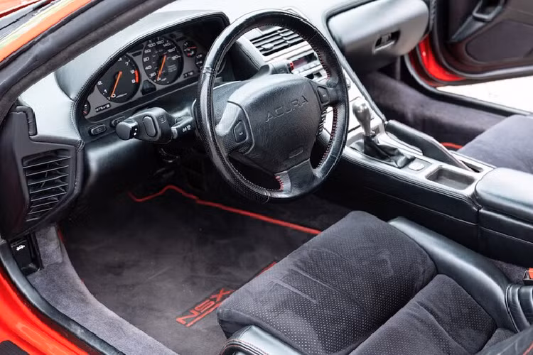 Sau khi ra mắt, Honda NSSX nhanh chóng tạo được tiếng vang và chỗ đứng cho riêng mình. Thậm chí, tạp chí MotorTrend khi đó còn đánh giá đây là “chiếc xe tốt hơn cả bất kỳ chiếc Ferrari hay Lamborghini sản xuất tới thời điểm đó và biến Corvette ZR1 thành trò đùa”. Sau đó, đến cả Gordon Murray cũng cho biết đây là một chiếc xe tuyệt vời và nó là nguồn cảm hứng cho McLaren F1 của ông. Ông cũng đã từng yêu cầu Honda tung ra bản NSX mạnh hơn nhưng hãng xe Nhật Bản đã phớt lờ lời đề nghị này.