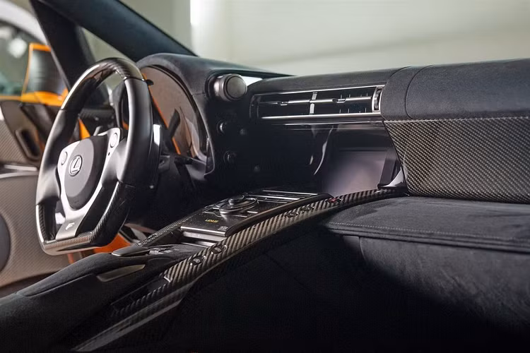 Những người đã lái chiếc xe này đã bàn tán xôn xao về nó, bao gồm Jay Leno và Jeremy Clarkson. “Tôi phải nói rằng tôi cực kỳ thích nó. Nó là một chiếc xe thông minh được chế tạo bởi những người thông minh. Về mặt nào đó, nó thô sơ và thuần túy; Nói cách khác, đó là một bài học về lẽ thường. Động cơ ở phía trước, hai chỗ ngồi ở giữa và (cốp xe) bạn có thể sử dụng tốt. Bất chấp tất cả những điều này, vẫn có cảm giác rằng bạn đang ở trong một chiếc xe đua thực thụ”, Clarkson chia sẻ.