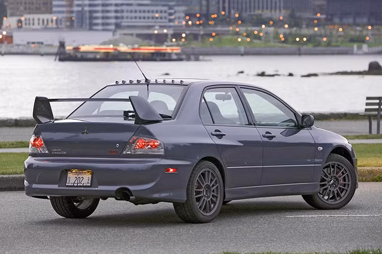 Cho đến thế hệ thứ tám, Evo là chiếc xe chỉ dành cho thị trường Nhật Bản với số lượng hạn chế ở những nơi khác. Tuy nhiên, vào năm 2003, nó đã đến được với thị trường Mỹ “màu mỡ”. Khi đó, xe được bán ra với giảm xóc Bilstein, phanh Brembo và công suất động cơ khoảng 270 mã lực. Thật không may, thế hệ thứ mười là thế hệ cuối cùng và bị dừng sản xuất vào tháng 5 năm 2016.