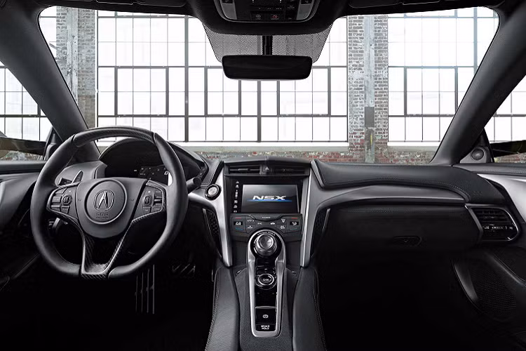 Hệ thống dẫn động SH-AWD của Acura giúp giảm thiểu sức mạnh đó và đảm bảo xe không bị trượt bánh khi tăng tốc. Acura NSX hiện tại là một chiếc xe thú vị và như đã được chỉ ra nhiều lần, mang công nghệ tương tự như hypercar Porsche 918.