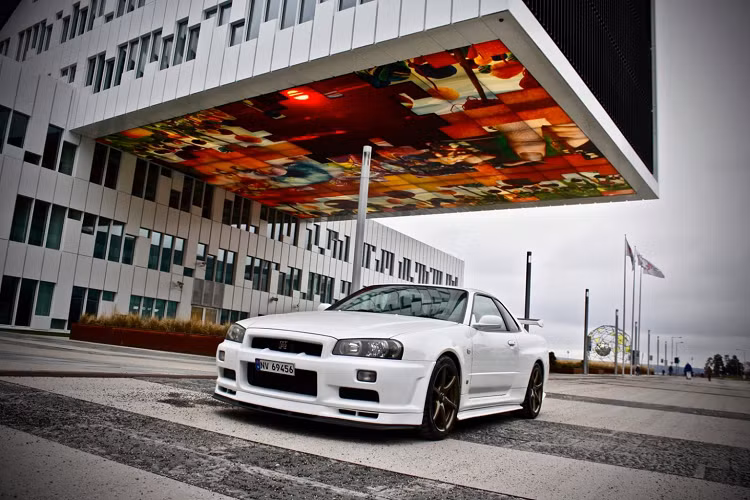  Nissan Skyline GT-R Cái tên Skyline GT-R xuất hiện lần đầu vào năm 1969, sau đó lại biến mất vào năm 1973. Sau đó, Nissan đã hồi sinh vào năm 1989, và thế hệ R32 được chế tạo để thống trị giải đua Group A. Đó là chiếc xe đua R32 mang biệt danh Godzilla, nhưng chính chiếc R34 GT-R thế hệ thứ năm được bán ra từ năm 1999 đến năm 2002 mới ghi dấu tên GT-R vào lịch sử của thế giới xe. Động cơ sáu xy-lanh tăng áp kép, dung tích 2.6 lít của nó không chỉ nhanh mà còn được xây dựng để tồn tại lâu dài.