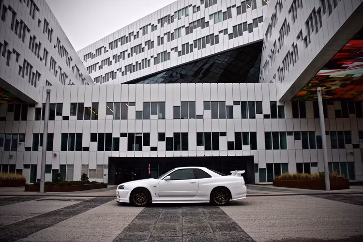 Ở biến thể NISMO Z-Tune, động cơ có dung tích 2.8 lít, tạo ra công suất 493 mã lực và mô-men xoắn 540 Nm. Sức mạnh đó được truyền đến cả bốn bánh thông qua hệ dẫn động bốn bánh công nghệ cao, trong khi mẫu V-Spec đi kèm với hệ dẫn động nâng cấp bao gồm vi-sai chống trượt chủ động ở phía sau thay vì phiên bản cơ khí tiêu chuẩn.