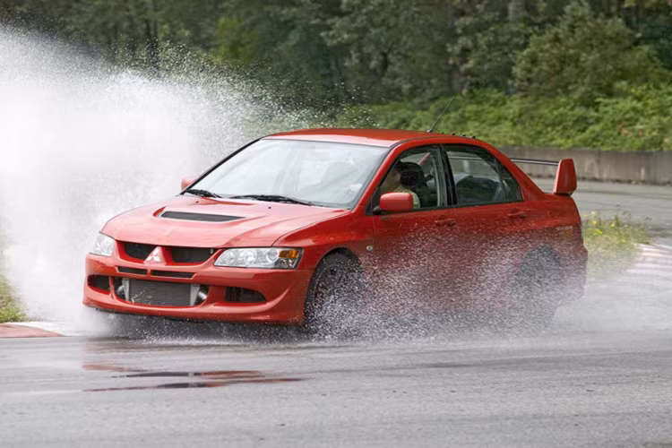  Mitsubishi Lancer Evo Khi Mitsubishi vẫn còn đang dẫn đầu cuộc chơi của mình, hãng đã có một phiên bản xe đua đường trường của chiếc xe đua dựa trên chiếc sedan Lancer. Cùng khuôn mẫu với Subaru Impreza WRX, Evo là một chiếc xe hiệu năng cao với động cơ tăng áp, dẫn động bốn bánh với giá bán tương đối phải chăng.