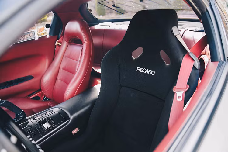 Khung gầm xe cũng được thiết kế khá tốt và thích hợp để độ cùng với đó là thiết kế vượt thời gian của ngoại thất. Cho đến ngày nay, khung gầm được coi là một trong những khung gầm tốt nhất từng có từ khâu thiết kế đến sản xuất do trọng tâm thấp và cân bằng khối lượng 50/50 đạt được nhờ động cơ nhỏ, nhẹ được gắn với cấu hình phía trước – giữa.