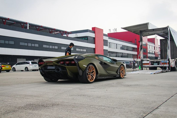 Mẫu siêu xe Lamborghini Sian chỉ được sản xuất 63 chiếc trên toàn thế giới cùng 1 xe thuộc diện trưng bày nhưng không phải là mô hình, có đầy đủ trang bị cũng như động cơ để các khách hàng chưa nhận bàn giao xe có thể trải nghiệm cho quen.