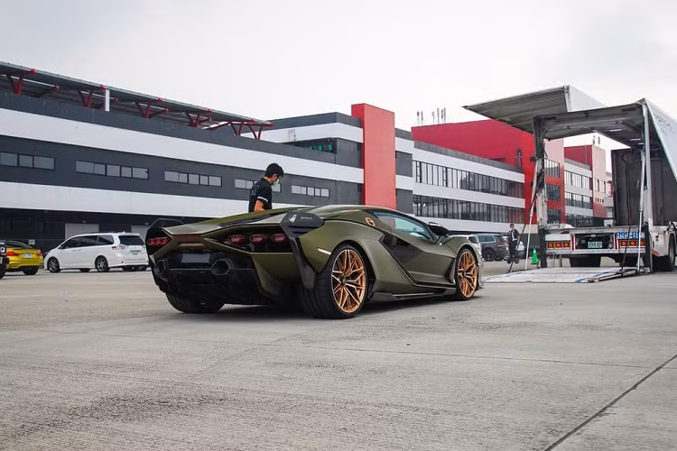 Mẫu siêu xe Lamborghini Sian chỉ được sản xuất 63 chiếc trên toàn thế giới cùng 1 xe thuộc diện trưng bày nhưng không phải là mô hình, có đầy đủ trang bị cũng như động cơ để các khách hàng chưa nhận bàn giao xe có thể trải nghiệm cho quen.