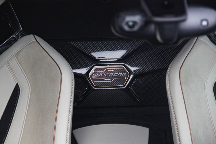 Tại Việt Nam, Minh "Nhựa" cũng đang gạ kèo đổi dàn xe của mình để lấy Lamborghini Sian.