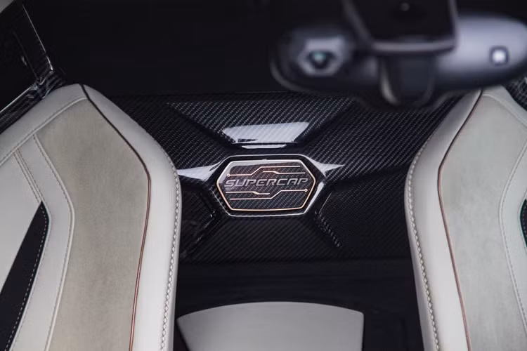 Tại Việt Nam, Minh "Nhựa" cũng đang gạ kèo đổi dàn xe của mình để lấy Lamborghini Sian.