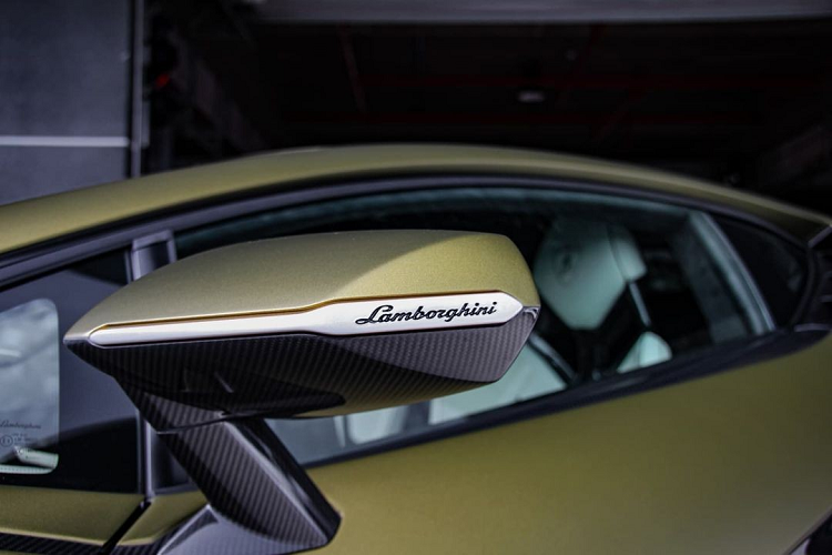 Nội thất xe có ghế ngồi bọc da màu trắng nhưng hình ảnh mới nhất cho thấy đã có nhiều vết dơ, điều này không quá khó hiểu khi xe Lamborghini Sian FKP37 được mang đi khắp thế giới để trưng bày và lái thử.