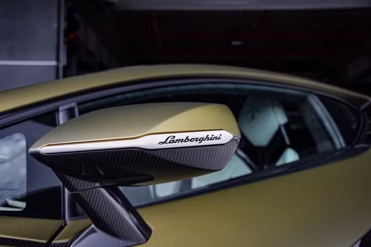 Nội thất xe có ghế ngồi bọc da màu trắng nhưng hình ảnh mới nhất cho thấy đã có nhiều vết dơ, điều này không quá khó hiểu khi xe Lamborghini Sian FKP37 được mang đi khắp thế giới để trưng bày và lái thử.