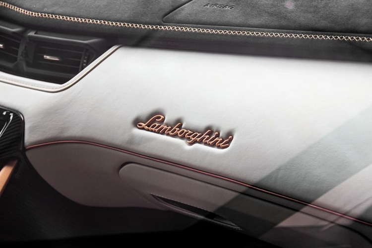 Trong đó, động cơ đốt trong mang đến cho Lamborghini Sian công suất tối đa 774 mã lực, và động cơ hybrid cho ra công suất 34 mã lực.