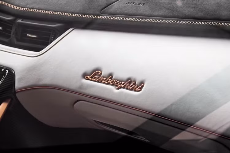 Trong đó, động cơ đốt trong mang đến cho Lamborghini Sian công suất tối đa 774 mã lực, và động cơ hybrid cho ra công suất 34 mã lực.