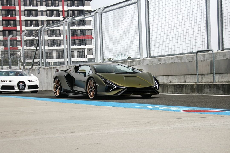 Mới nhất, siêu phẩm nhà Lamborghini là Sian FKP37 đã có mặt tại Đài Loan để các khách hàng ở đây chiêm ngưỡng thực tế mẫu xe này. Lamborghini Sian FKP37 được hoàn thiện trong màu sơn xanh quân đội nhám khiến nhiều người liên tưởng các mẫu máy bay tiêm kích.Ngoài ra xe còn có la-zăng đa chấu kép sơn màu vàng hồng cùng nhiều chi tiết ở ngoại thất bằng carbon bóng.