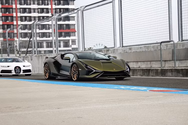 Mới nhất, siêu phẩm nhà Lamborghini là Sian FKP37 đã có mặt tại Đài Loan để các khách hàng ở đây chiêm ngưỡng thực tế mẫu xe này. Lamborghini Sian FKP37 được hoàn thiện trong màu sơn xanh quân đội nhám khiến nhiều người liên tưởng các mẫu máy bay tiêm kích.Ngoài ra xe còn có la-zăng đa chấu kép sơn màu vàng hồng cùng nhiều chi tiết ở ngoại thất bằng carbon bóng.