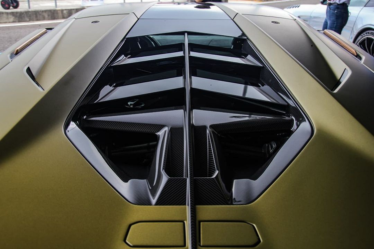 Như vậy, siêu phẩm hypercar hybrid Lamborghini Sian sở hữu tổng công suất lên đến 808 mã lực. Phiên bản giới hạn Lamborghini Sian dễ dàng tăng tốc từ vị trí xuất phát lên 100 km/h trong thời gian chỉ 2,8 giây trước khi đạt vận tốc tối đa 350 km/h.