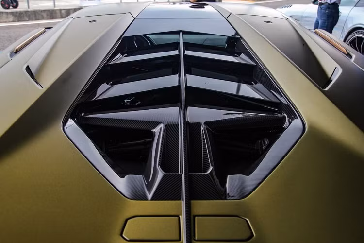 Như vậy, siêu phẩm hypercar hybrid Lamborghini Sian sở hữu tổng công suất lên đến 808 mã lực. Phiên bản giới hạn Lamborghini Sian dễ dàng tăng tốc từ vị trí xuất phát lên 100 km/h trong thời gian chỉ 2,8 giây trước khi đạt vận tốc tối đa 350 km/h.