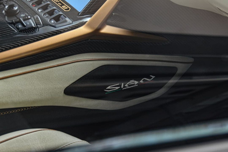 Lamborghini Sian được trang bị khối động cơ xăng V12, hút khí tự nhiên, dung tích 6,5 lít cùng hệ thống mild hybrid sử dụng mô-tơ điện 48 V.