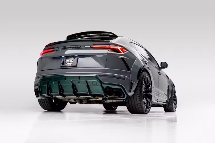 Động cơ của chiếc Urus được can thiệp bởi Gintani - hãng độ hiệu suất cho siêu xe danh tiếng tại Mỹ. Sau khi Gintani can thiệp, chiếc Urus này có công suất lên đến 800 mã lực, tăng 159 mã lực so với xe nguyên bản. Hệ thống ống xả được Voodoo Industries thay đổi ở phần cổ ống xả để cho ra âm thanh to hơn.