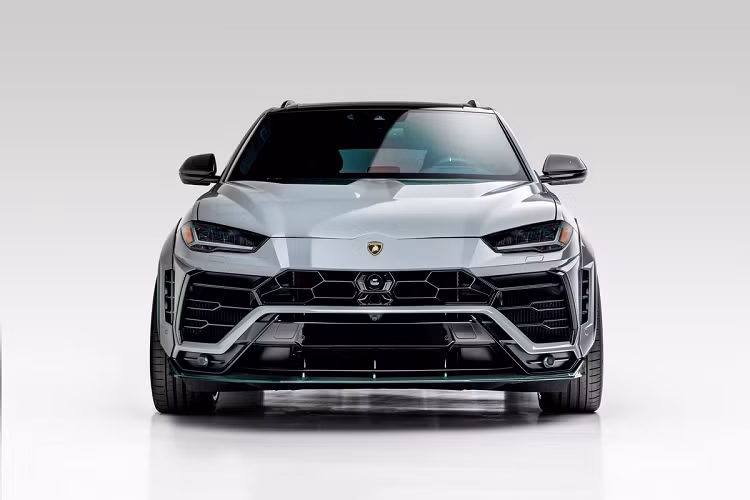 Chiếc Urus của Woodruff mang màu ngoại thất xám đậm hoàn toàn mới của 1016 Industries. Theo nhiều người chơi xe, tone màu này giúp chiếc xe trở nên thể thao hơn, dù đó là chiếc sedan hay SUV.