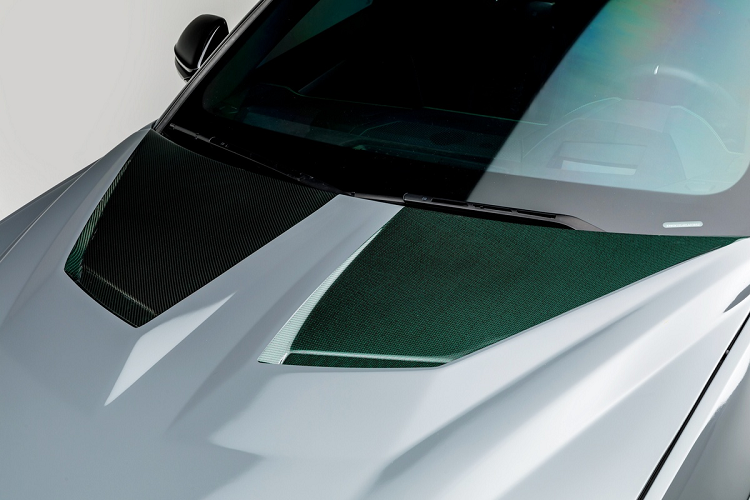 Ngoài màu xanh lạ mắt, vật liệu carbon trên bản độ này cứng và bền hơn sợi carbon thông thường. Hãng 1016 Industries cần 5 giai đoạn để tạo ra loại carbon này. Ở giai đoạn đầu tiên, hãng độ này ép những tấm carbon riêng lẻ theo các góc độ khác nhau.