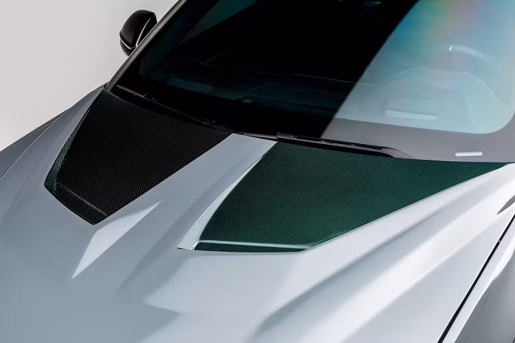 Ngoài màu xanh lạ mắt, vật liệu carbon trên bản độ này cứng và bền hơn sợi carbon thông thường. Hãng 1016 Industries cần 5 giai đoạn để tạo ra loại carbon này. Ở giai đoạn đầu tiên, hãng độ này ép những tấm carbon riêng lẻ theo các góc độ khác nhau.