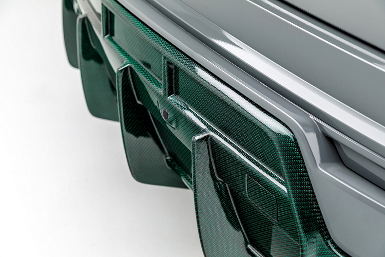 Bên cạnh đó, 1016 Industries còn trang bị các chi tiết bằng carbon màu xanh lá lấy cảm hứng từ bộ phim The Green Hornet. Do đó, bản độ này được đặt tên là Green Urnet.