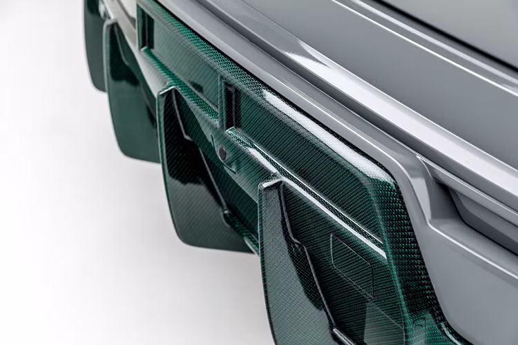 Bên cạnh đó, 1016 Industries còn trang bị các chi tiết bằng carbon màu xanh lá lấy cảm hứng từ bộ phim The Green Hornet. Do đó, bản độ này được đặt tên là Green Urnet.