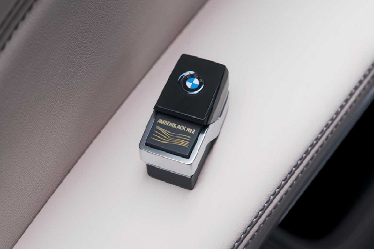 BMW X7 UAE 50th Year Edition cung cấp 2 tùy chọn cấu hình hệ truyền động, tương tự như M50i và xDrive40i. Với M50i, xe được trang bị động cơ tăng áp kép V8 4.4L cho công suất 523 mã lực và momen xoắn 750 Nm. Trong khi xDrive40i sử dụng động cơ B58 tăng áp 6 xy-lanh thẳng hàng 3.0L mạnh 340 mã lực / 450 Nm.