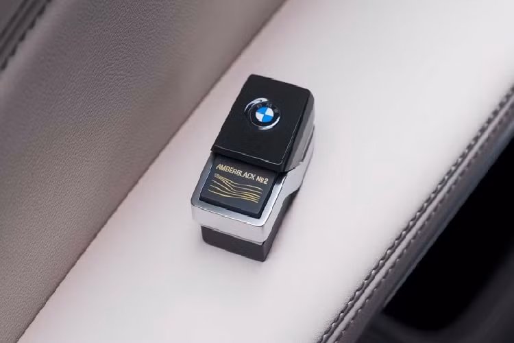 BMW X7 UAE 50th Year Edition cung cấp 2 tùy chọn cấu hình hệ truyền động, tương tự như M50i và xDrive40i. Với M50i, xe được trang bị động cơ tăng áp kép V8 4.4L cho công suất 523 mã lực và momen xoắn 750 Nm. Trong khi xDrive40i sử dụng động cơ B58 tăng áp 6 xy-lanh thẳng hàng 3.0L mạnh 340 mã lực / 450 Nm.