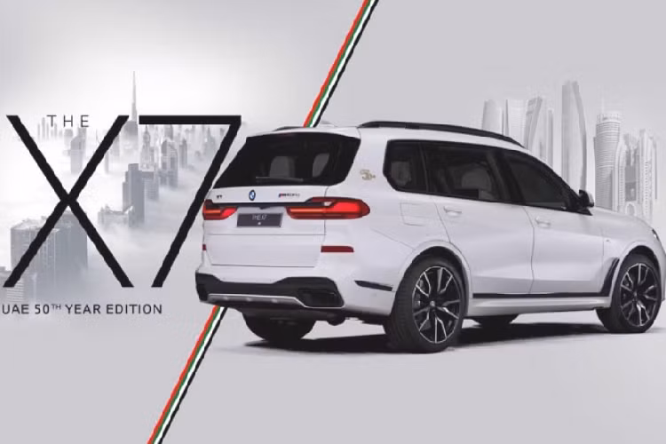 Mẫu xe SUV BMW X7 UAE 50th Year Edition có một số tinh chỉnh độc đáo về thiết kế, được phân phối bởi Abu Dhabi Motors - nhà nhập khẩu độc quyền của BMW, MINI và Alpina tại UAE. Ngoại thất của phiên bản này được hoàn thiện với lớp sơn màu trắng Frozen Brilliant cùng huy hiệu “50 years UAE” vàng ánh kim ở cột D. Xe sử dụng bộ mâm M Sports V-5 22 inch sơn màu Jet Black.