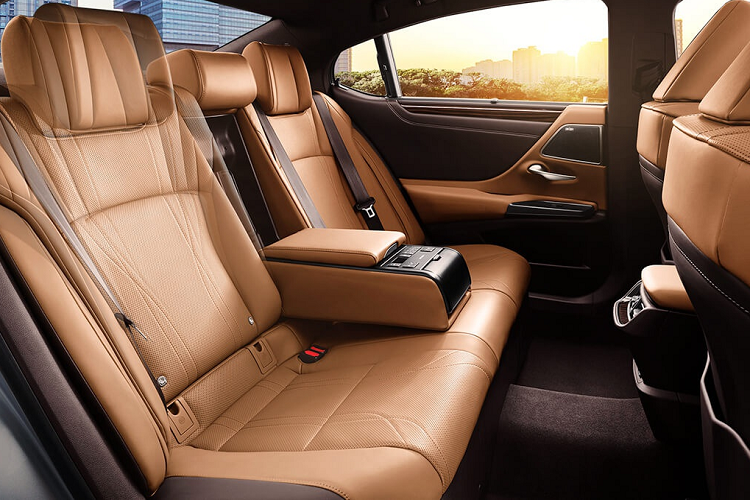 Chiếc sedan hạng sang được trang bị động cơ A25A-FKS 2.5L Dynamic Force 4 xy-lanh, cho công suất cực đại 204 mã lực tại 6.600 vòng/phút, mô-men xoắn 247 Nm tại 5.000 vòng/phút. Hộp số tự động 8 cấp Direct Shift và hệ dẫn động cầu trước, cho phép chiếc xe tăng tốc 0-100 km/h trong 9,1 giây trước khi đạt tốc độ tối đa 210 km/h.