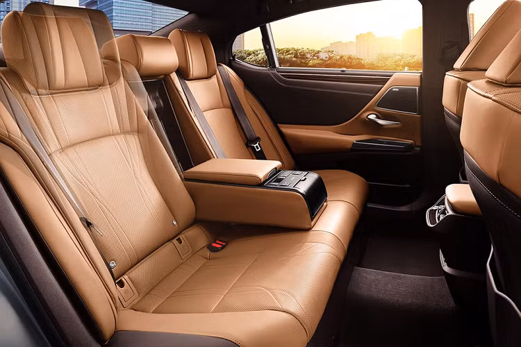 Chiếc sedan hạng sang được trang bị động cơ A25A-FKS 2.5L Dynamic Force 4 xy-lanh, cho công suất cực đại 204 mã lực tại 6.600 vòng/phút, mô-men xoắn 247 Nm tại 5.000 vòng/phút. Hộp số tự động 8 cấp Direct Shift và hệ dẫn động cầu trước, cho phép chiếc xe tăng tốc 0-100 km/h trong 9,1 giây trước khi đạt tốc độ tối đa 210 km/h.