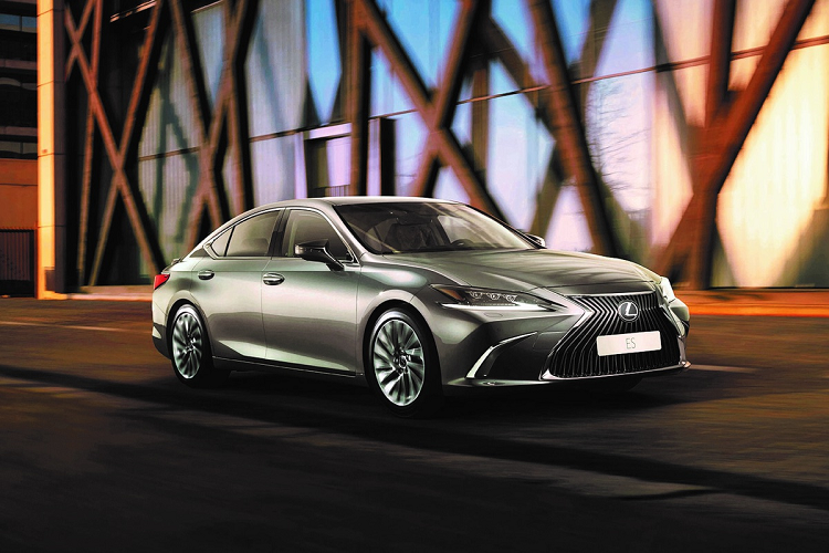 Đối với mẫu sedan hạng sang Lexus ES, những bổ sung mới gồm các chi tiết khảm gỗ tre, như trên bảng điều khiển trung tâm, vô lăng và ta-pi cửa. Tất cả chi tiết này đều được chạm khắc thủ công bởi những người thợ Takumi nổi tiếng.