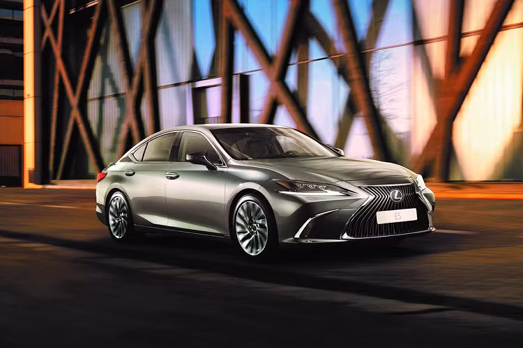 Đối với mẫu sedan hạng sang Lexus ES, những bổ sung mới gồm các chi tiết khảm gỗ tre, như trên bảng điều khiển trung tâm, vô lăng và ta-pi cửa. Tất cả chi tiết này đều được chạm khắc thủ công bởi những người thợ Takumi nổi tiếng.