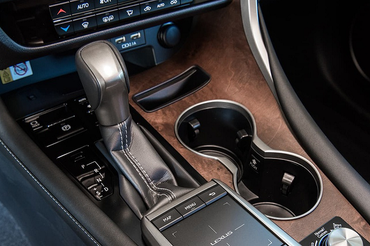 Lexus RX 300 Luxury Special Edition vẫn được trang bị động cơ xăng tăng áp 4 xy-lanh 2.0L, cho công suất 235 mã lực tại 4.800-5.600 vòng/phút, mô-men xoắn 350 Nm tại 1.650-4.000 vòng/phút. Động cơ này kết hợp với hộp số tự động 6 cấp, hệ dẫn động 4 bánh là trang bị tiêu chuẩn.