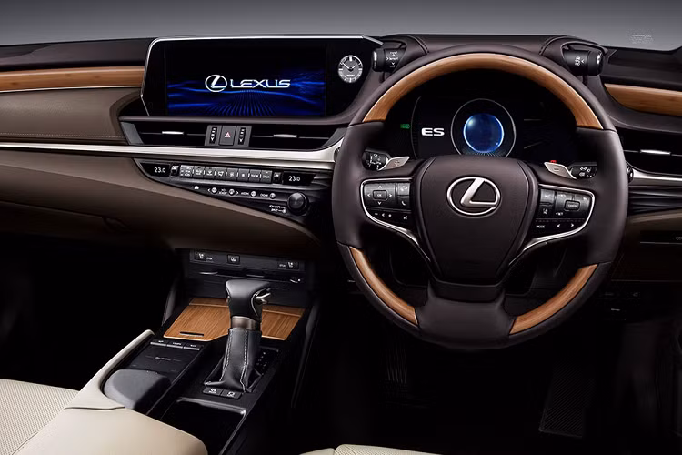 Gỗ tre được khai thác từ những khu rừng ở Kochi, miền nam Nhật Bản. Không có thay đổi nào ở ngoại thất. Lexus 250 Limited Edition 2021 mới có các tùy chọn màu sắc gồm trắng, xám, đen và xanh, nội thất có 2 màu gồm xanh Topaz hoặc đen.