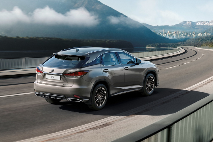 Cả hai phiên bản đặc biệt này đều được trang bị hệ thống an toàn Lexus + là tiêu chuẩn, bao gồm hệ thống cảm báo va chạm trước sau (PCS), kiểm soát hành trình chủ động (DRCC), hệ thống hỗ trợ giữ làn đường và đèn pha tự động điều chỉnh góc chiếu.