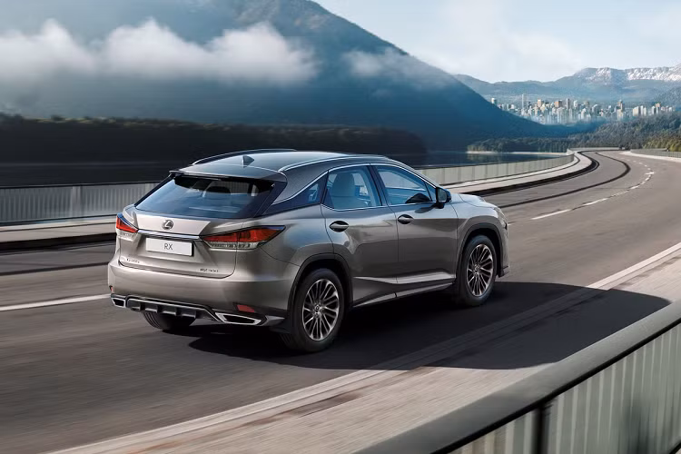 Cả hai phiên bản đặc biệt này đều được trang bị hệ thống an toàn Lexus + là tiêu chuẩn, bao gồm hệ thống cảm báo va chạm trước sau (PCS), kiểm soát hành trình chủ động (DRCC), hệ thống hỗ trợ giữ làn đường và đèn pha tự động điều chỉnh góc chiếu.