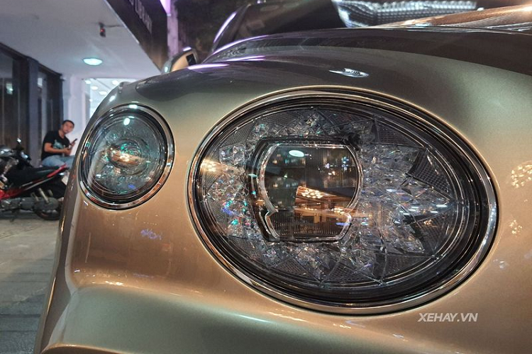 Về diện mạo, Bentayga V8 2021 có một số thay đổi đáng chú ý ở đầu xe như lưới tản nhiệt vuông vức và lớn hơn, hốc gió 2 bên được dựng thẳng, cản trước mạnh mẽ hơn và sự xuất hiện của đèn pha LED ma trận thông minh mới với trang trí kiểu pha lê ở bên trong.