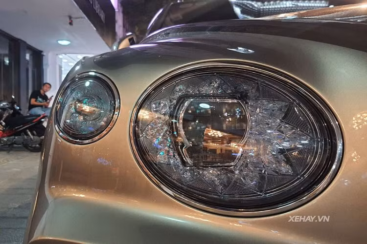 Về diện mạo, Bentayga V8 2021 có một số thay đổi đáng chú ý ở đầu xe như lưới tản nhiệt vuông vức và lớn hơn, hốc gió 2 bên được dựng thẳng, cản trước mạnh mẽ hơn và sự xuất hiện của đèn pha LED ma trận thông minh mới với trang trí kiểu pha lê ở bên trong.