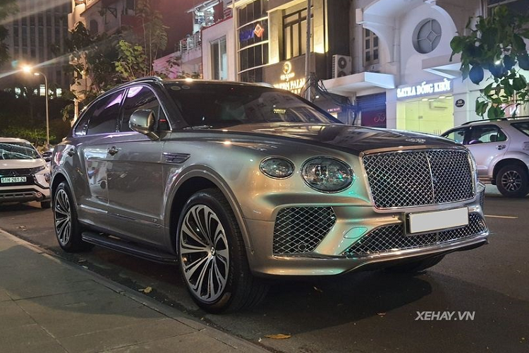 Chiếc Bentayga V8 trong bài có ngoại thất xám bạc đặc biệt sang trọng, đi kèm bộ mâm đa bắt mắt có logo Bentley ở trung tâm.