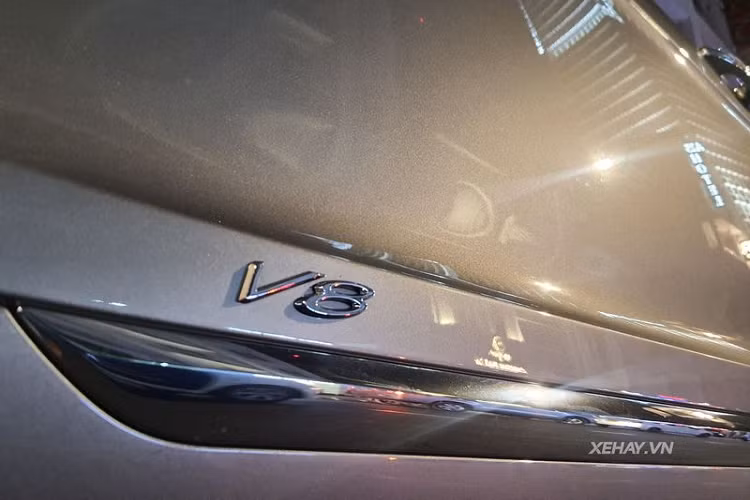 Bên cạnh đó, Bentley Bentayga V8 2021 cũng là dòng Bentayga đầu tiên được trang bị cần gạt nước có hệ thống phun hiện đại với 22 vòi phun trên mỗi cần gạt.