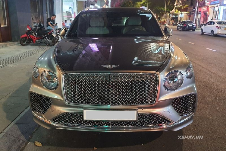 Chiếc SUV siêu sang Bentley Bentayga V8 chỉ cần 4,4 giây để tăng tốc từ 0 - 96 km/h, trước khi cán tốc độ tối đa 290 km/h.