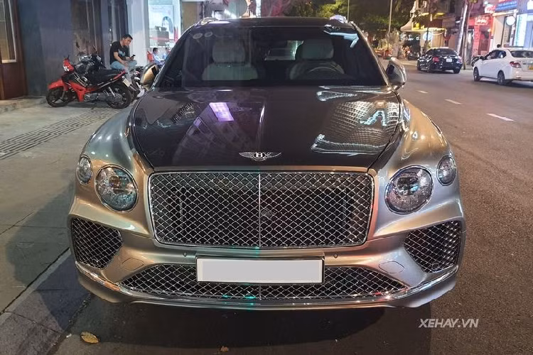 Chiếc SUV siêu sang Bentley Bentayga V8 chỉ cần 4,4 giây để tăng tốc từ 0 - 96 km/h, trước khi cán tốc độ tối đa 290 km/h.