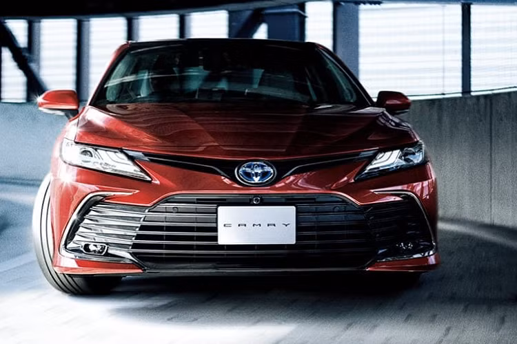 Toyota trang bị cho Camry đời 2021 bộ mâm hợp kim 18 inch 2 tone màu. Đèn hậu của Camry 2021 được sơn tối màu. Trên bản Sport, cả đèn trước và sau đều sơn tối màu. Ở phiên bản facelift, Camry tại Nhật được bổ sung màu vàng ánh kim bên cạnh 5 màu cơ bản và kiểu phối 2 tone màu (trên bản Sport).