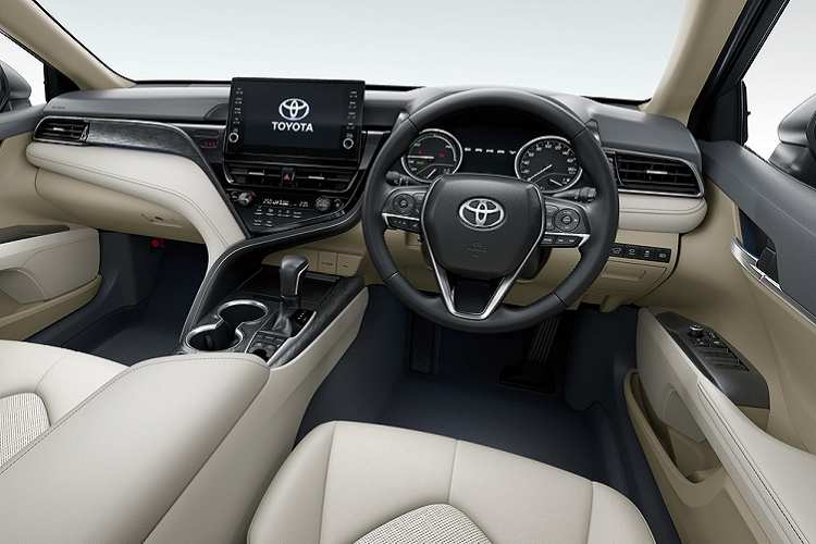 Ở bên trong, thay đổi lớn nhất là màn hình thông tin giải trí cảm ứng được nâng từ 8 inch lên 9 inch và được đặt nổi trên bảng táp-lô. Ngoài ra, Toyota cũng cung cấp các tùy chọn trang trí cho bảng điều khiển của Camry đời 2021. 