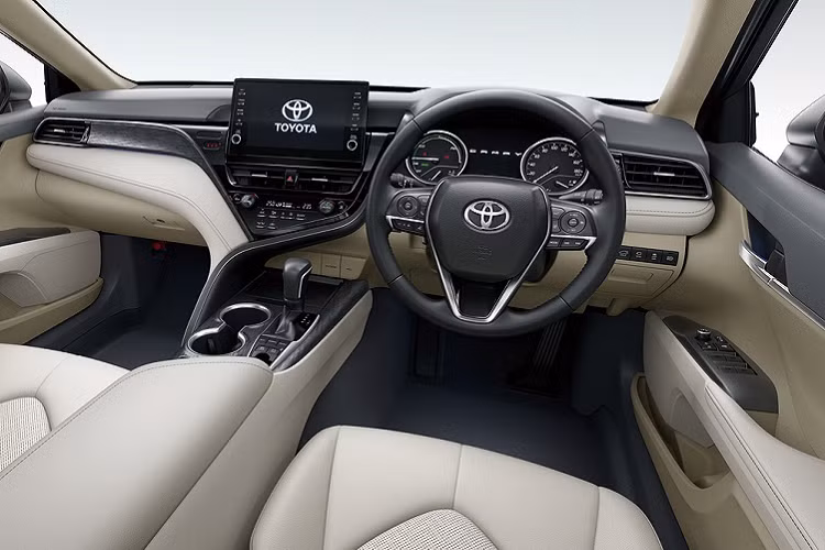 Ở bên trong, thay đổi lớn nhất là màn hình thông tin giải trí cảm ứng được nâng từ 8 inch lên 9 inch và được đặt nổi trên bảng táp-lô. Ngoài ra, Toyota cũng cung cấp các tùy chọn trang trí cho bảng điều khiển của Camry đời 2021. 